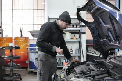 Mecánico diagnosticando vehículo
